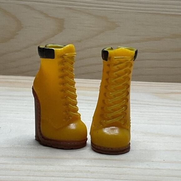 2021 MGA LOL OMG Busy B.B Bb Doll Shoes Heels Yellow Work Boots - Picture 1 of 6